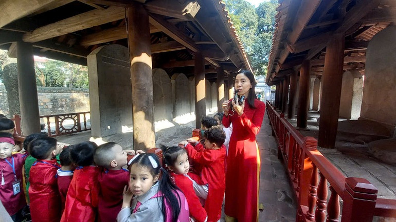 Các em nhỏ khám phá bia đá tại Văn Miếu-Quốc Tử Giám.