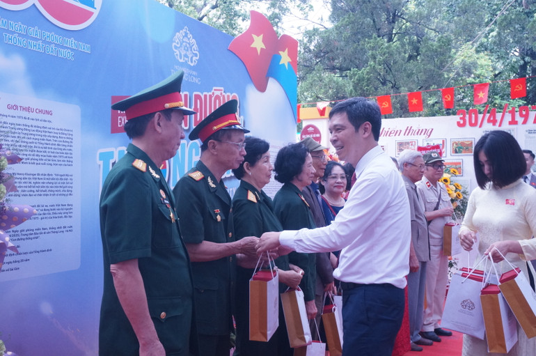 Đại diện Trung tâm Bảo tồn di sản Thăng Long-Hà Nội tri ân những cựu chiến binh kháng chiến chống Mỹ.