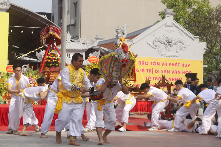 Màn múa lột rắn tái hiện truyền thuyết về Linh Lang đại vương.