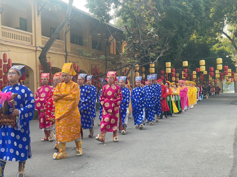 Đoàn rước lễ vật dâng lên các tiên đế tại Hoàng thành Thăng Long.