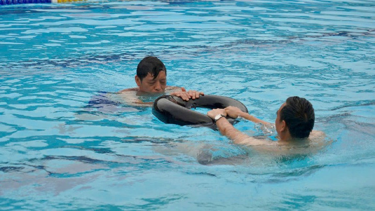 Các chuyên gia hướng dẫn trực quan kỹ năng chống đuối nước tại chương trình. Các chuyên gia hướng dẫn trực quan kỹ năng chống đuối nước tại chương trình.