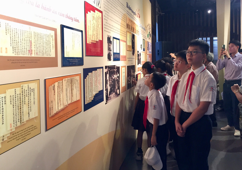 Các em học sinh tìm hiểu tư liệu về Trung thu xưa.