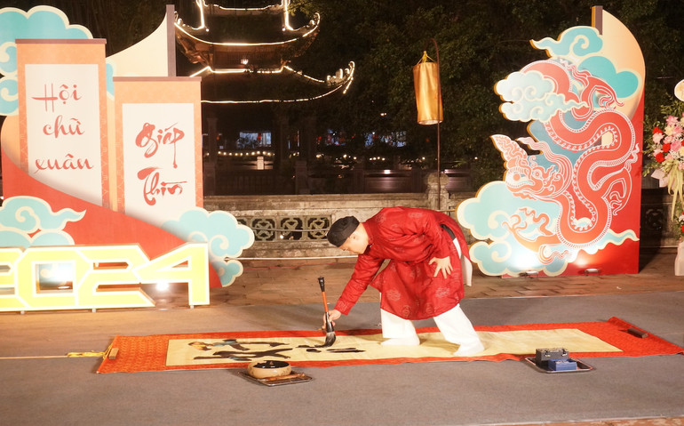 Trình diễn viết thư pháp với hai chữ "Hiếu học".