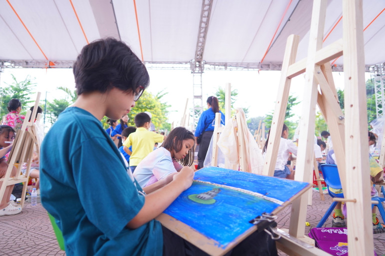 Các họa sĩ nhí say sưa sáng tác về Hà Nội qua cái nhìn ngây thơ của các em.