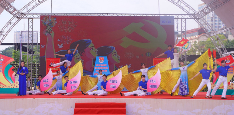 Việc tuyên truyền Quy tắc ứng xử được thể hiện sinh động dưới hình thức sân khấu hoá.