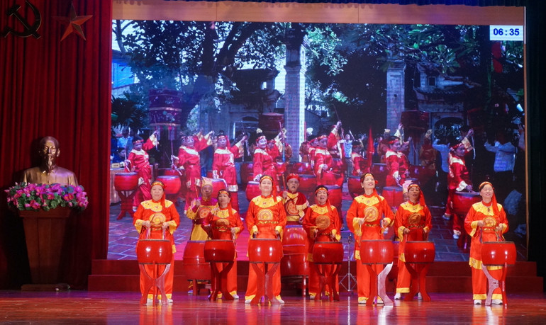 Màn biểu diễn trống hội đầy ấn tượng của đội Tây Hồ.