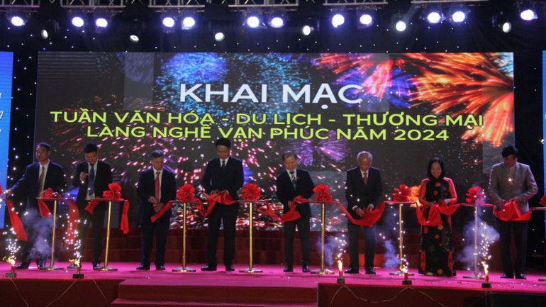 Các đại biểu cắt băng khai mạc Tuần Văn hóa.