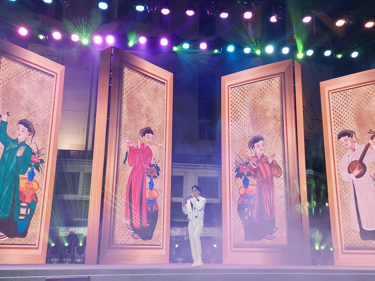 Những bức tranh Hàng Trống, một nét văn hóa đặc sắc của Hà Nội được tái tạo bằng trí tuệ nhân tạo là điểm nhấn của chương trình.