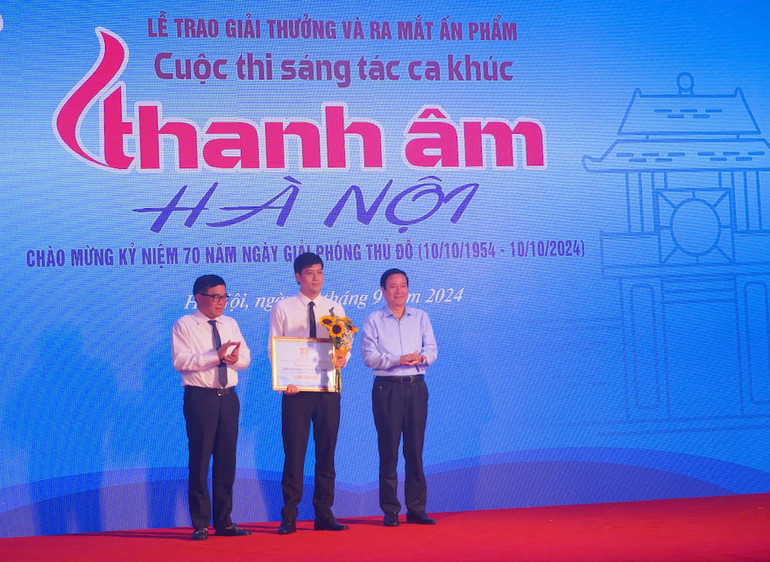 Giám đốc Sở Văn hoá và Thể thao Hà Nội Đỗ Đình Hồng (trái) trao Giải tác phẩm xuất sắc nhất từ Nhà tài trợ Công ty Cổ phần tập đoàn Kỷ Nguyên.