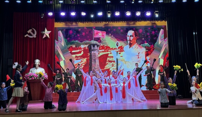 Những màn trình diễn thể hiện hào khí Thăng Long - Hà Nội khi giới thiệu về các cuốn sách của các em học sinh Thủ đô. Những màn trình diễn thể hiện hào khí Thăng Long - Hà Nội khi giới thiệu về các cuốn sách của các em học sinh Thủ đô.