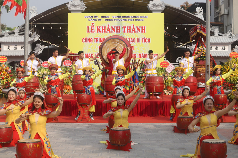 Múa trống hội trong khai mạc Lễ hội đình Trường Lâm.