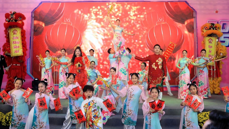 Các tiết mục văn nghệ đem lại không khí rộn ràng trước thềm xuân mới.