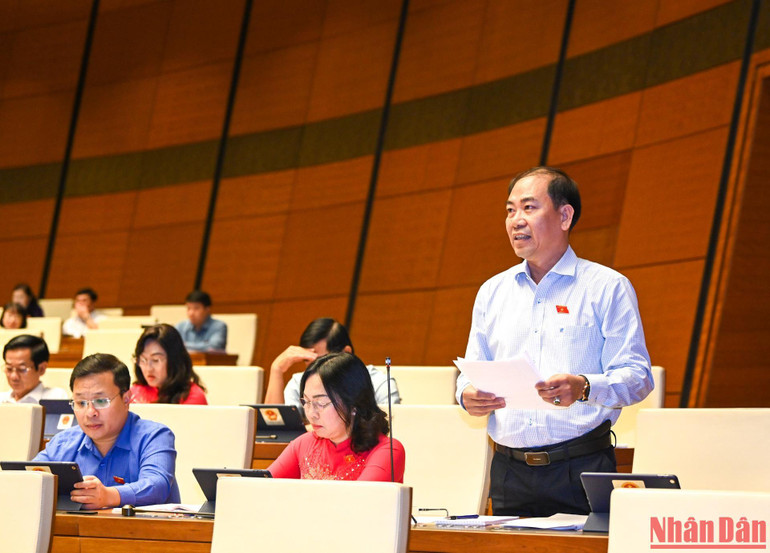 Đại biểu Nguyễn Việt Thắng (Kiên Giang) phát biểu tranh luận. Ảnh: DUY LINH