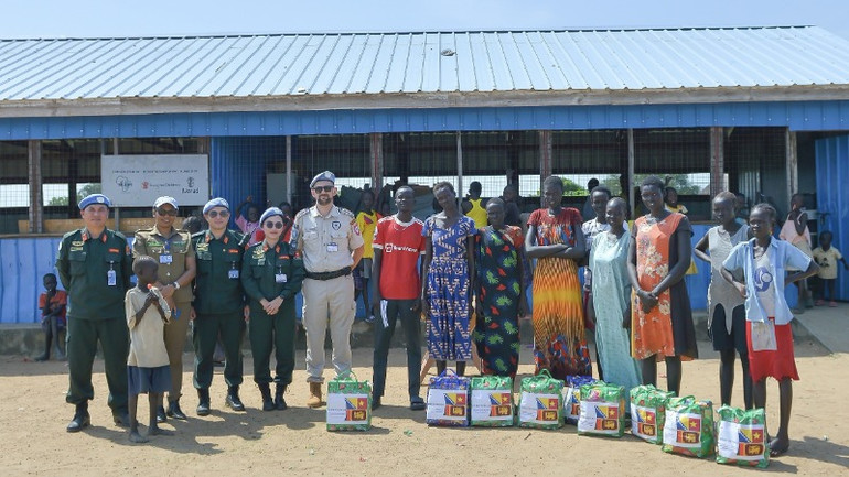 Đại úy Trần Thị Thu Trang cùng các đồng đội tại phái bộ. (Ảnh: VNFPU1)