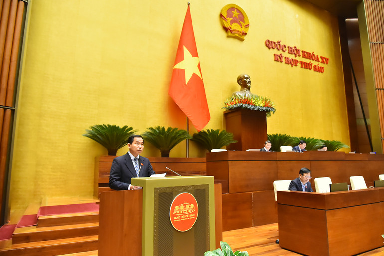 Ủy viên Ủy ban Thường vụ Quốc hội, Chủ nhiệm Ủy ban Tài chính, Ngân sách của Quốc hội Lê Quang Mạnh trình bày Báo cáo giải trình, tiếp thu, chỉnh lý dự thảo Nghị quyết về phương án phân bổ ngân sách trung ương năm 2024. (Ảnh: THỦY NGUYÊN) Ủy viên Ủy ban Thường vụ Quốc hội, Chủ nhiệm Ủy ban Tài chính, Ngân sách của Quốc hội Lê Quang Mạnh trình bày Báo cáo giải trình, tiếp thu, chỉnh lý dự thảo Nghị quyết về phương án phân bổ ngân sách trung ương năm 2024. (Ảnh: THỦY NGUYÊN)