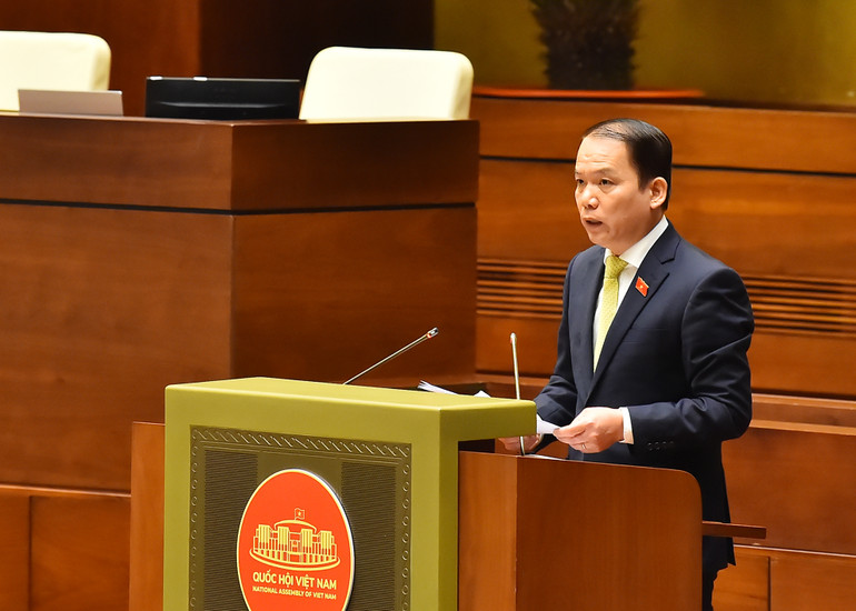 Chủ nhiệm Ủy ban Pháp luật của Quốc hội Hoàng Thanh Tùng trình bày Báo cáo thẩm tra dự án Luật Thủ đô. (Ảnh: THỦY NGUYÊN) Chủ nhiệm Ủy ban Pháp luật của Quốc hội Hoàng Thanh Tùng trình bày Báo cáo thẩm tra dự án Luật Thủ đô. (Ảnh: THỦY NGUYÊN)