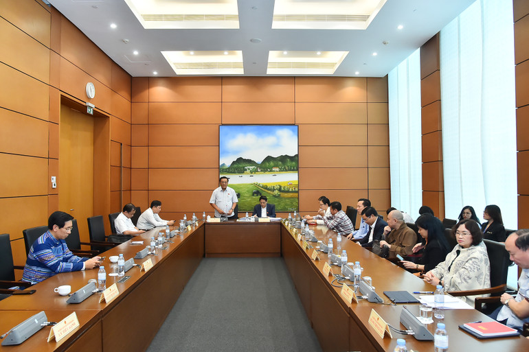 Quang cảnh buổi thảo luận tổ tại Tổ 8. (Ảnh: THỦY NGUYÊN)