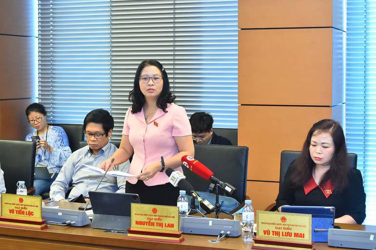 Đại biểu Nguyễn Thị Lan phát biểu trong phiên thảo luận tại Tổ 1 của Quốc hội, chiều 10/11/2023. (Ảnh: THỦY NGUYÊN)