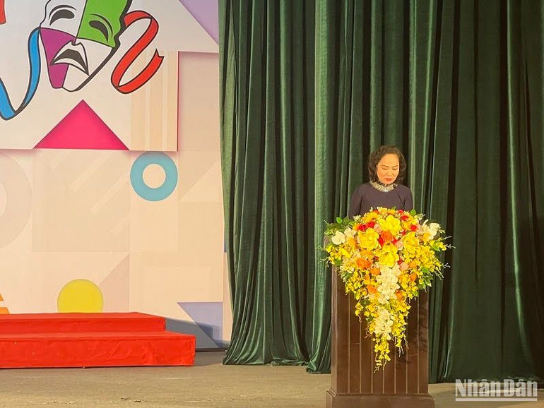 Nghệ sĩ nhân dân Trịnh Thúy Mùi phát biểu khai mạc Liên hoan.