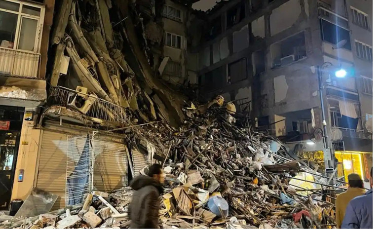 Một tòa nhà bị phá hủy hoàn toàn sau trận động đất mạnh làm rung chuyển vùng đông nam Thổ Nhĩ Kỳ ngày 6/2. (Ảnh: Anadolu/Getty Images)