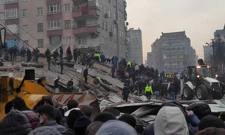 Công tác tìm kiếm và cứu hộ được tiến hành khẩn trương ở Diyarbakir, Thổ Nhĩ Kỳ. (Ảnh: Anadolu/Getty Images)