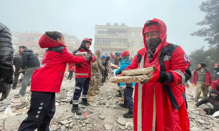 Nỗ lực cứu hộ ở Sanliurfa, Thổ Nhĩ Kỳ. (Ảnh: Anadolu/Getty Images)