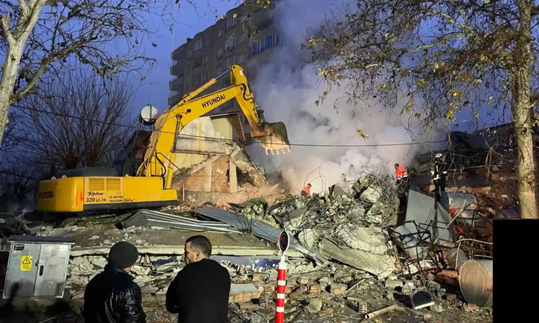 Động đất đánh sập tòa nhà 5 tầng ở Osmaniye, Thổ Nhĩ Kỳ. (Ảnh: Anadolu/Getty Images)