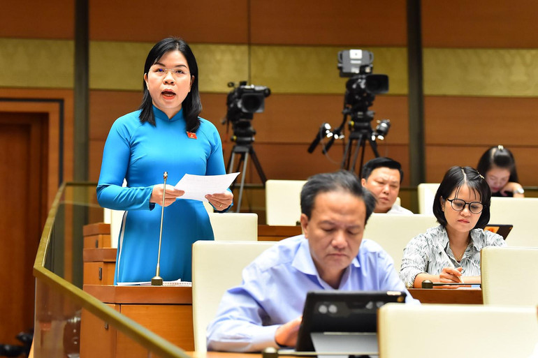 Đại biểu Nguyễn Thị Ngọc Xuân - Đoàn đại biểu Quốc hội tỉnh Bình Dương phát biểu. (Ảnh: THỦY NGUYÊN)