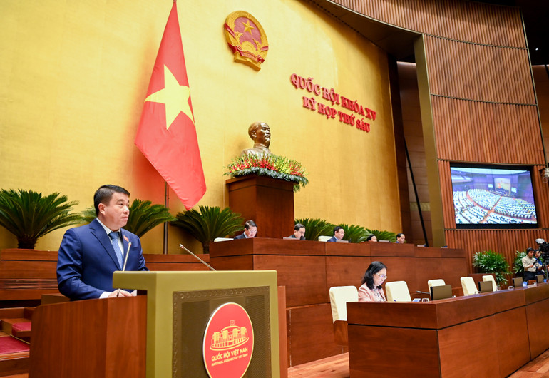 Chủ tịch Hội đồng Dân tộc của Quốc hội Y Thanh Hà Niê Kđăm trình bày báo cáo. (Ảnh: DUY LINH) Chủ tịch Hội đồng Dân tộc của Quốc hội Y Thanh Hà Niê Kđăm trình bày báo cáo. (Ảnh: DUY LINH)