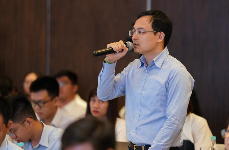 Các cổ đông tham gia thảo luận tại kỳ họp.