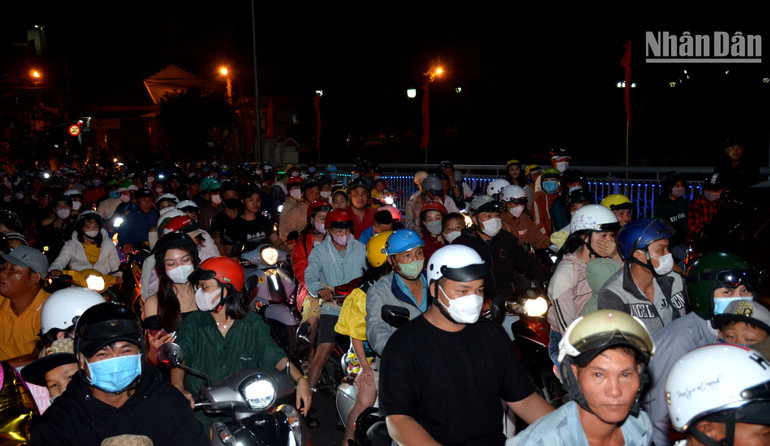 Dòng người đổ về các điểm tập trung 2 bên bờ sông Cà Ty để xem bắn pháo hoa tầm thấp. Dòng người đổ về các điểm tập trung 2 bên bờ sông Cà Ty để xem bắn pháo hoa tầm thấp.