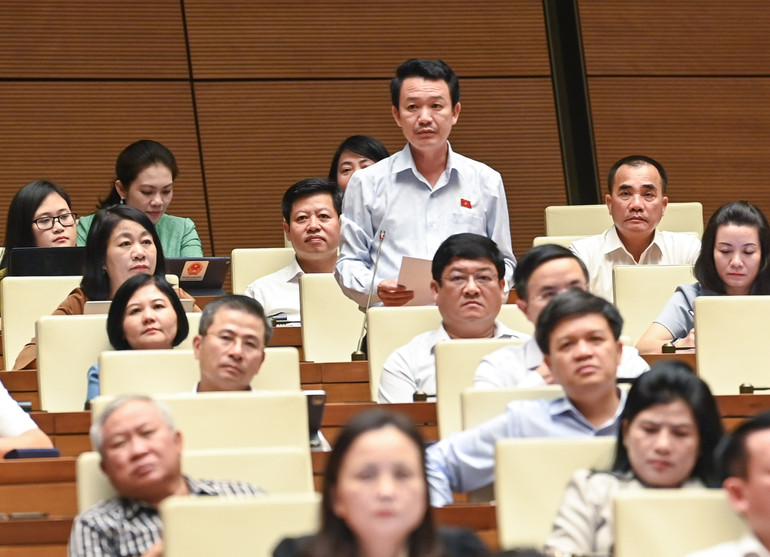 Đại biểu Trần Quang Minh (Quảng Bình) đặt câu hỏi chất vấn Bộ trưởng Giao thông vận tải Nguyễn Văn Thắng. (Ảnh: DUY LINH)