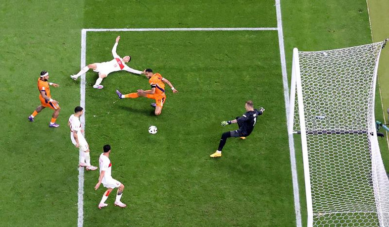 Tình huống Cody Gakpo gây áp lực, khiến Mert Muldur đá phản lưới nhà, giúp Hà Lan có bàn thắng thứ 2 vào lưới Thổ Nhĩ Kỳ. (Ảnh: Reuters)