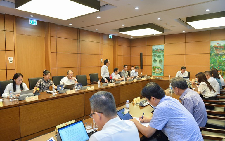 Quang cảnh phiên thảo luận tại Tổ 10 về dự thảo Luật Đất đai (sửa đổi). Quang cảnh phiên thảo luận tại Tổ 10 về dự thảo Luật Đất đai (sửa đổi).