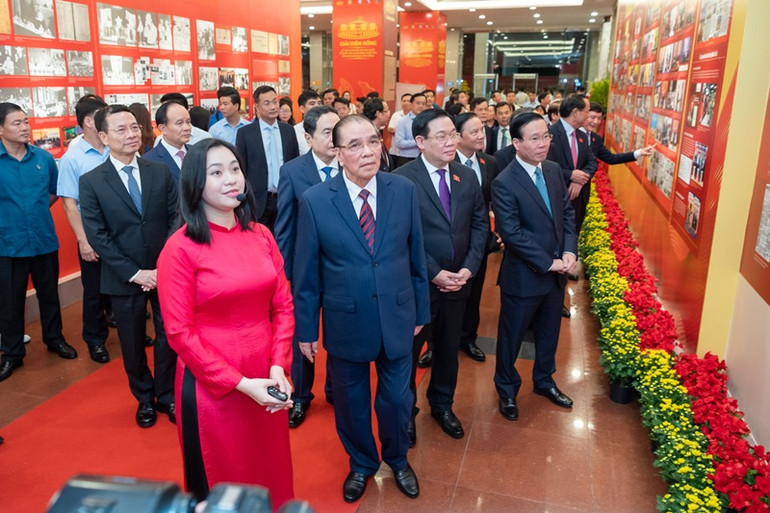 Nguyên Tổng Bí thư Nông Đức Mạnh, Chủ tịch nước Võ Văn Thưởng, Chủ tịch Quốc hội Vương Đình Huệ tham quan triển lãm ảnh về báo chí với hoạt động của Quốc hội bên lề Lễ trao Giải Diên Hồng.