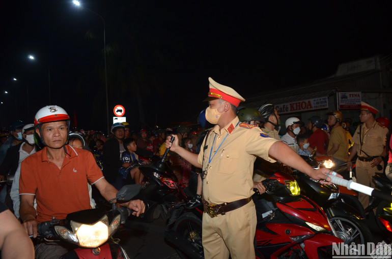 Lực lượng cảnh sát giao thông làm nhiệm vụ phân luồng bảo đảm giao thông được thông suốt. Lực lượng cảnh sát giao thông làm nhiệm vụ phân luồng bảo đảm giao thông được thông suốt.