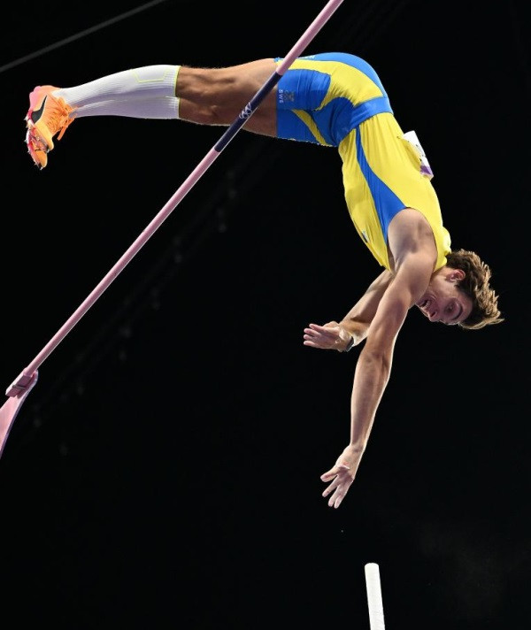 Duplantis chinh phục thành công mức xà 6,25 m để chính thức vượt qua kỷ lục thế giới do chính anh thiết lập trước đó. (Ảnh: Xinhua)