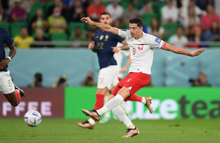 Tình huống Lewandowski sút xa chệch cột khung thành tuyển Pháp. (Ảnh: FIFA)