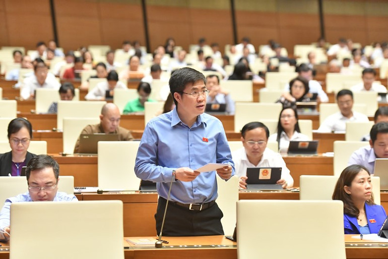 Đại biểu Hoàng Minh Hiếu (Nghệ An) phát biểu. (Ảnh: ĐĂNG KHOA)