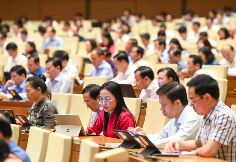 Các đại biểu Quốc hội làm việc tại hội trường, chiều 30/10. (Ảnh: DUY LINH)