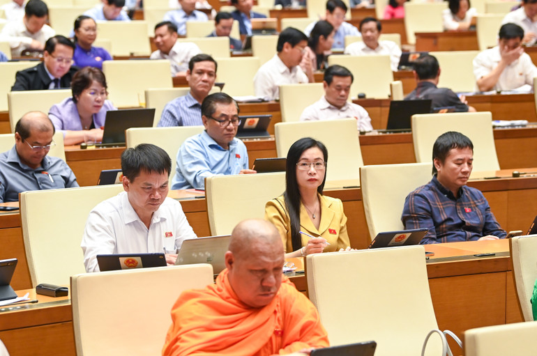 Các đại biểu tham dự phiên họp của Quốc hội sáng 30/10. (Ảnh: DUY LINH) Các đại biểu tham dự phiên họp của Quốc hội sáng 30/10. (Ảnh: DUY LINH)