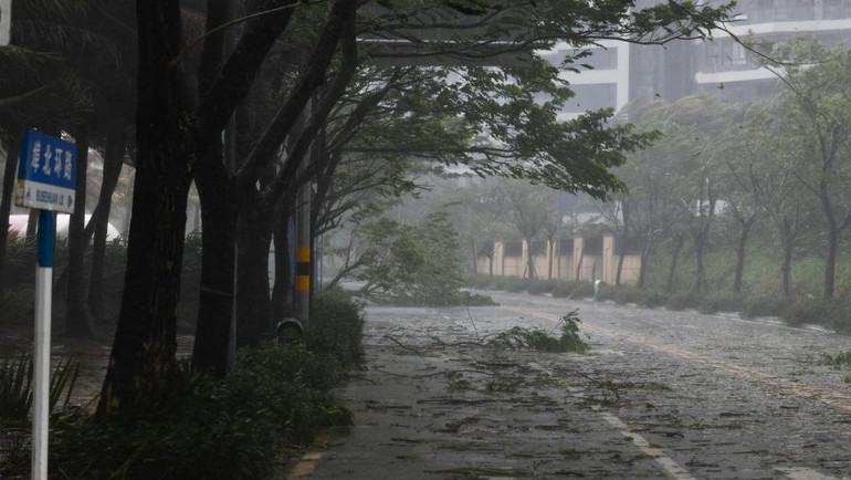 Thành phố Hải Khẩu, thủ phủ tỉnh Hải Nam chịu thiệt hại trước khi siêu bão Yagi đổ bộ vào ngày 6/9. (Ảnh: Xinhua)