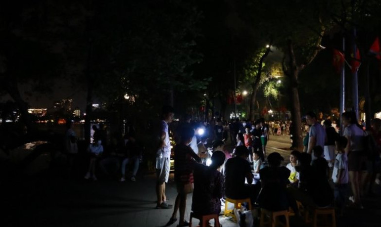 Phố đi bộ Hồ Gươm thực hiện tiết kiệm điện mùa nắng nóng. (Ảnh: HÀ NAM)
