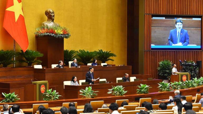 Chủ nhiệm Ủy ban Văn hóa, Giáo dục của Quốc hội Nguyễn Đắc Vinh giải trình, làm rõ một số vấn đề đại biểu Quốc hội nêu. (Ảnh: THỦY NGUYÊN)