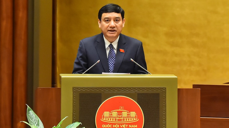 Ủy viên Ủy ban Thường vụ Quốc hội, Chủ nhiệm Ủy ban Văn hóa, Giáo dục của Quốc hội Nguyễn Đắc Vinh trình bày Báo cáo giải trình, tiếp thu, chỉnh lý dự thảo Luật Di sản văn hóa (sửa đổi). (Ảnh: THỦY NGUYÊN)