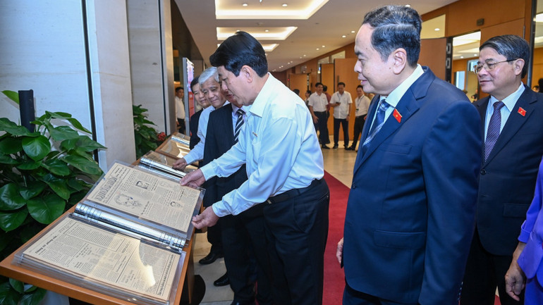 Chủ tịch nước Lương Cường xem trưng bày bộ sưu tập gốc 15 số của nhật báo Quốc hội. (Ảnh: DUY LINH)