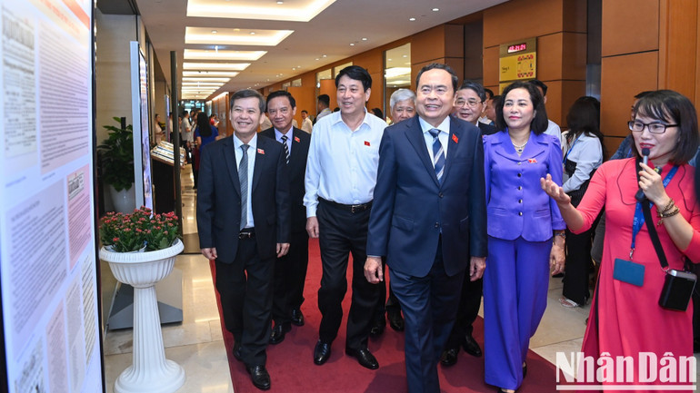 Chủ tịch nước Lương Cường, Chủ tịch Quốc hội Trần Thanh Mẫn cùng các đồng chí lãnh đạo Đảng, Nhà nước tham quan triển lãm. (Ảnh: DUY LINH)