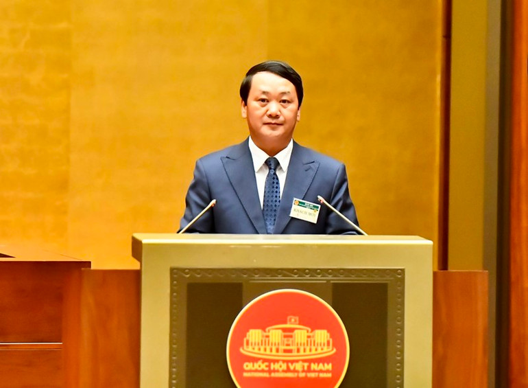 Bộ trưởng, Chủ nhiệm Ủy ban Dân tộc Hầu A Lềnh báo cáo một số nội dung liên quan đến nhóm vấn đề chất vấn. (Ảnh: ĐĂNG KHOA)