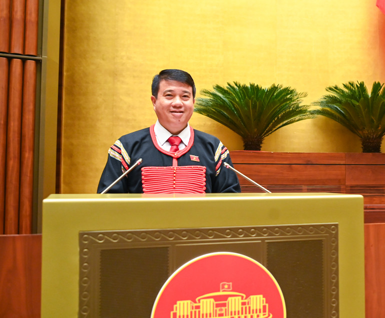 Chủ tịch Hội đồng Dân tộc Y Thanh Hà Niê Kđăm Báo cáo tiếp thu, giải trình và chỉnh lý dự thảo Nghị quyết giám sát chuyên đề việc triển khai thực hiện các Nghị quyết của Quốc hội về các chương trình mục tiêu quốc gia. (Ảnh: DUY LINH) Chủ tịch Hội đồng Dân tộc Y Thanh Hà Niê Kđăm Báo cáo tiếp thu, giải trình và chỉnh lý dự thảo Nghị quyết giám sát chuyên đề việc triển khai thực hiện các Nghị quyết của Quốc hội về các chương trình mục tiêu quốc gia. (Ảnh: DUY LINH)