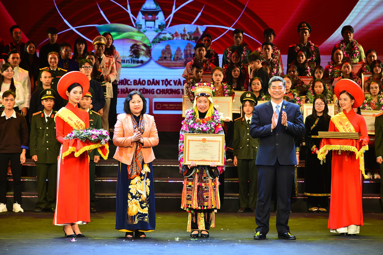 Thứ trưởng, Phó Chủ nhiệm Ủy ban Dân tộc Y Vinh Tơr và Thứ trưởng Giáo dục và Đào tạo Ngô Thị Minh trao bằng khen tặng các học sinh, sinh viên, thanh niên dân tộc thiểu số xuất sắc, tiêu biểu.